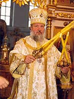 Митрополит Кирилл при освящении иконостаса храма Петра и Павла