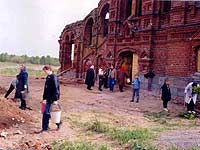 Уборка храма в Смогирях летом 1999 г.